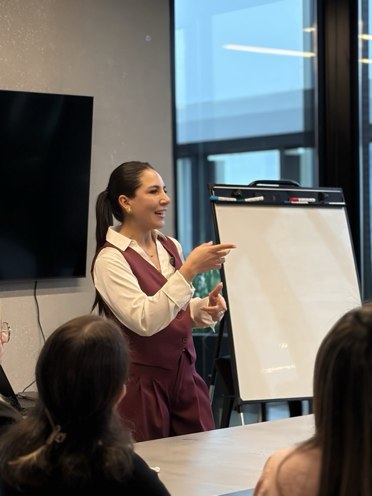 Clara Pérez dando una charla en un escenario